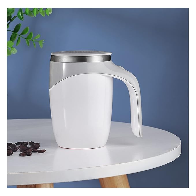 The easy-to-clean Self Stirring Coffee Mug, shown rinsed under the tap – simple and hassle-free maintenance!